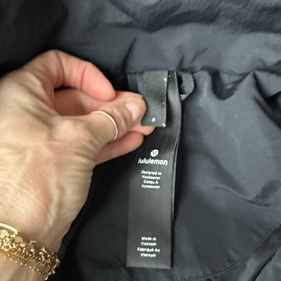 Lululemon Effortless Jacket
Black size 6 EUC - Picture 11 of 16